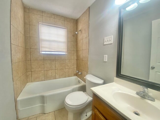 Building Photo - Great economical 2 bed 1 bath rental now available in Arnet Benson