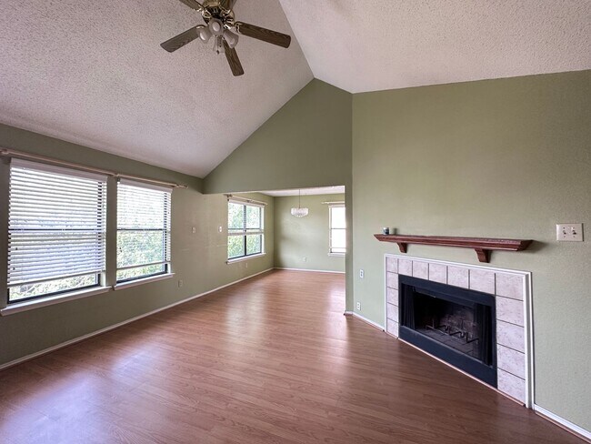 Building Photo - Minutes to COSTCO, great Location!
