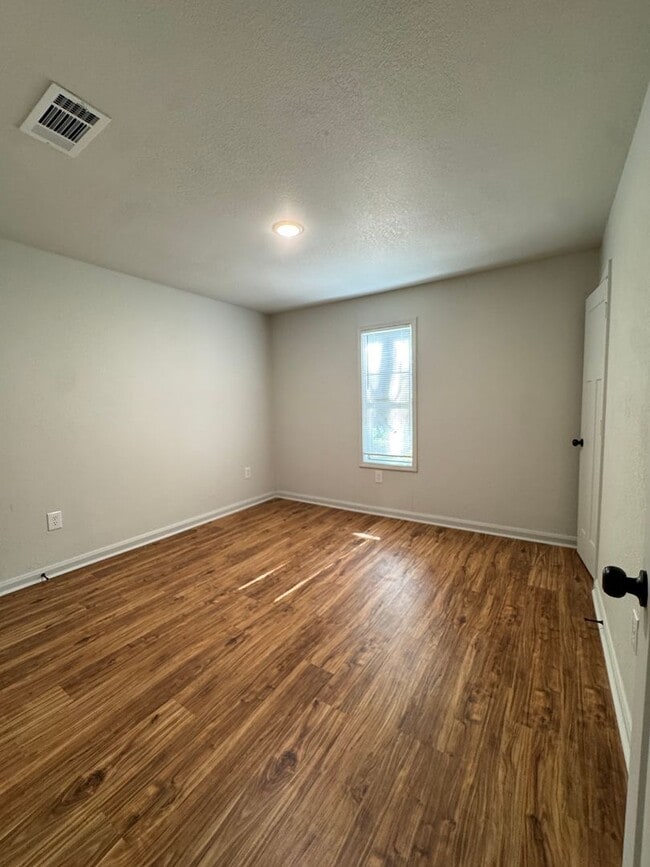 Building Photo - 2 BED / 1 Bath Apartment in Truman.  READY NOW!