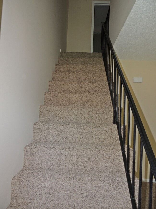 Building Photo - Convenient location , 2 bedroom 1.5 bath 9...