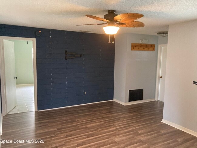 Building Photo - 711 Walnut Dr