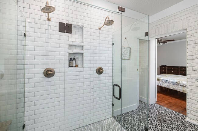Building Photo - Berkeley Tudor For Lease!