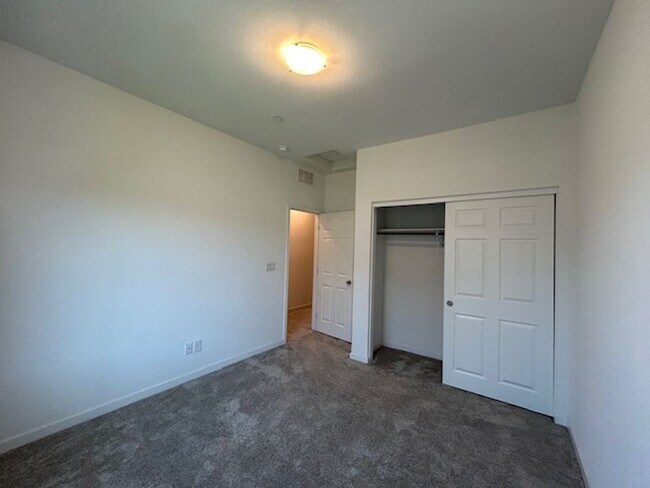 Building Photo - 3 bedroom townhome in Henderston gated community