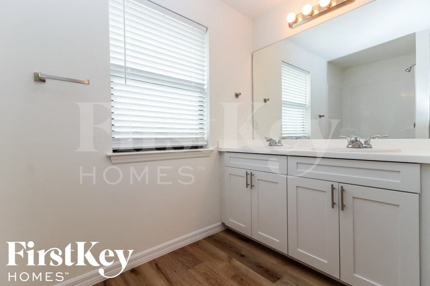 Building Photo - 50 Queen Ct