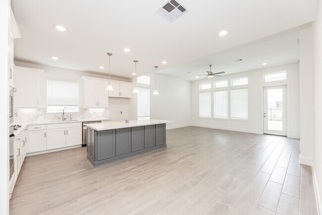 Building Photo - 7819 Cattail Shallows Ln