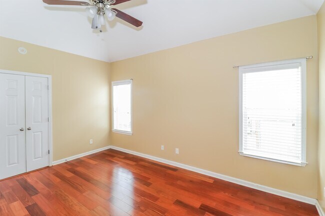 Building Photo - 8423 Shady Elm Dr