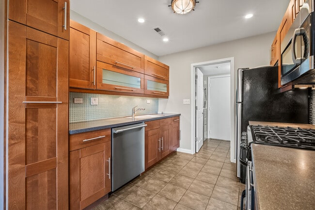 Building Photo - 7918 Knottingham Cir