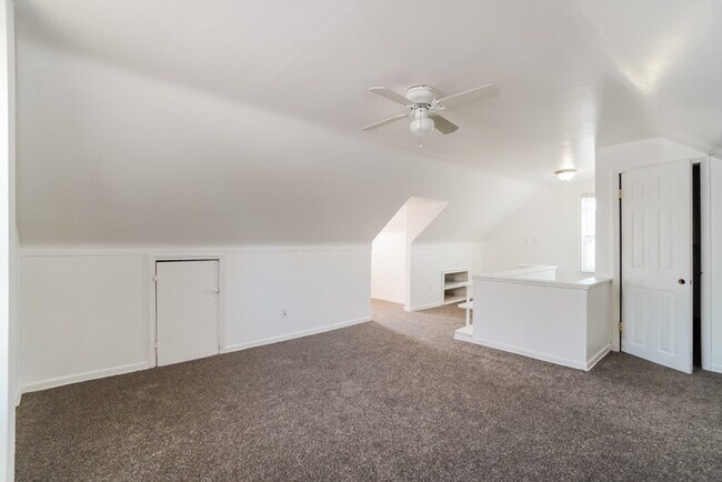 Building Photo - Beautiful bungalow house located on the We...