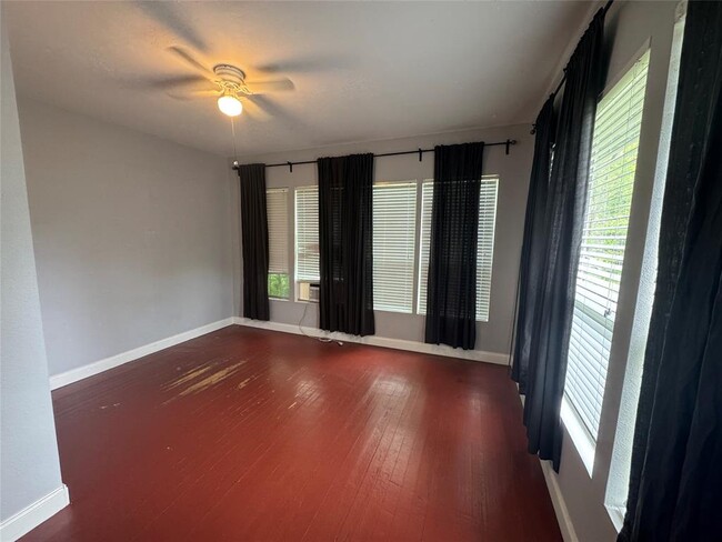 Building Photo - 1129 Saucedo St