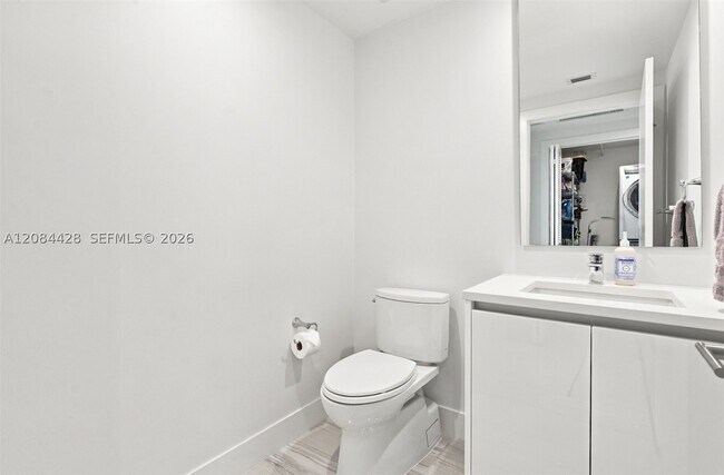 Building Photo - 730 N Ocean Blvd