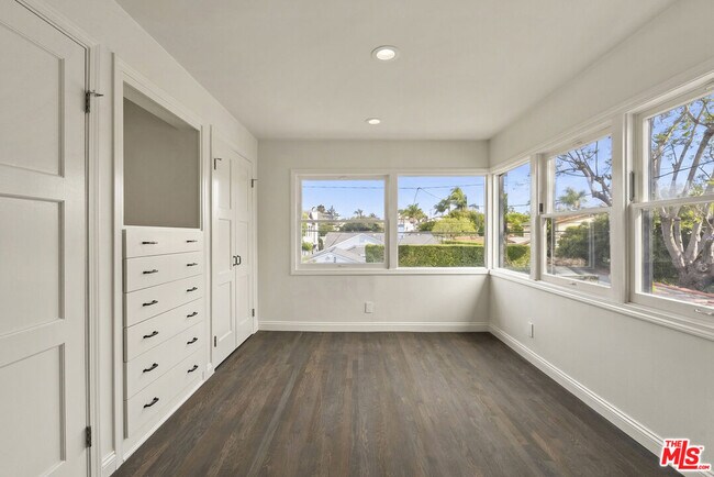 Building Photo - 428 S Bedford Dr
