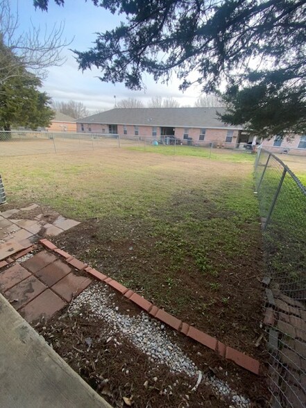 Building Photo - 885 East Ovilla Road