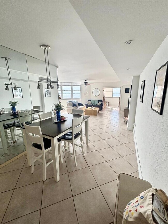 Building Photo - 999 Brickell Bay Dr