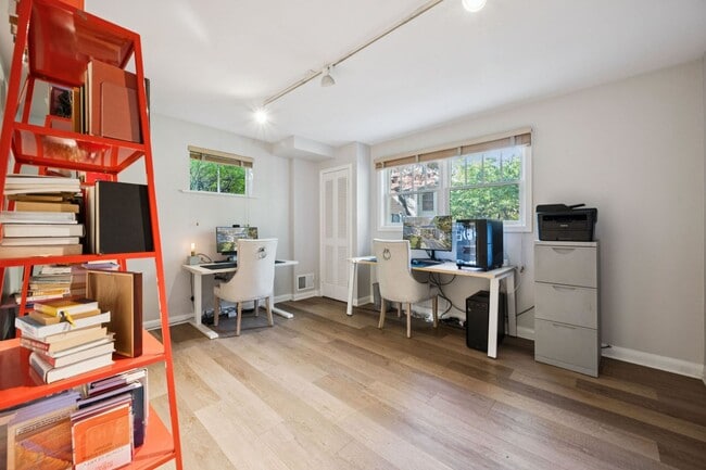 Building Photo - Elegant Chevy Chase Cul-de-Sac Home with Spacious Layout!