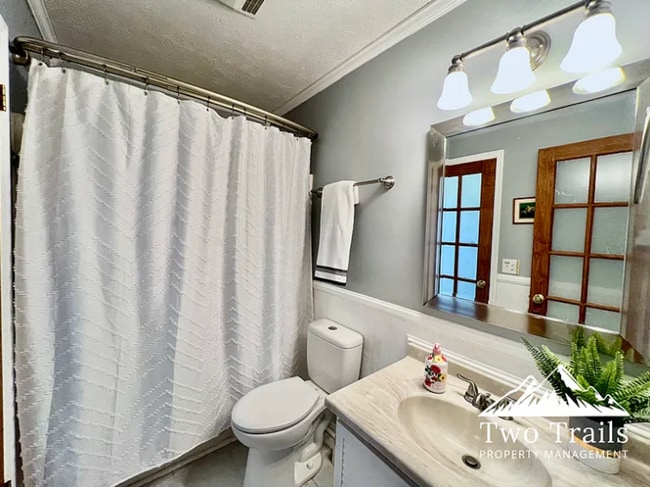 Building Photo - CHARMING UPSTAIRS CONDO IN HENDERSONVILLE