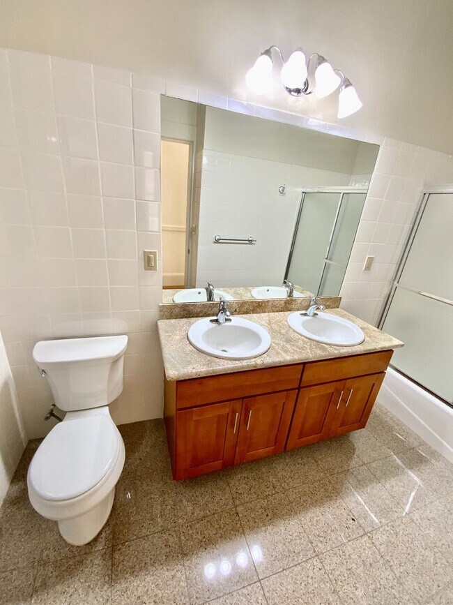 Building Photo - Full Floor Flat. PARKING! IN-UNIT LAUNDRY!...
