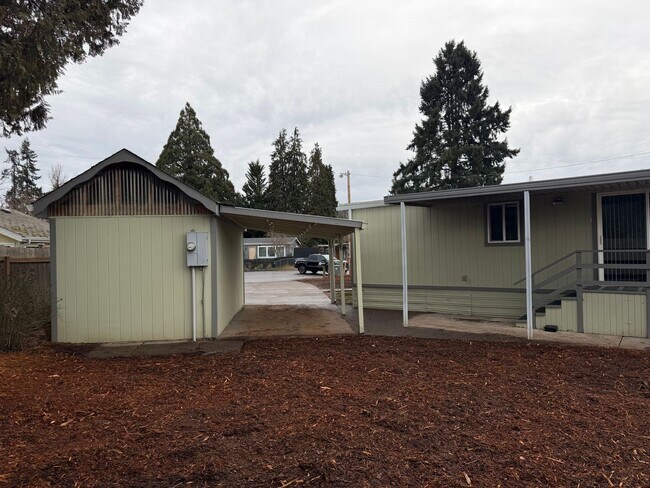 Building Photo - Updated 3 bedroom 2 bathroom house in Springfield!