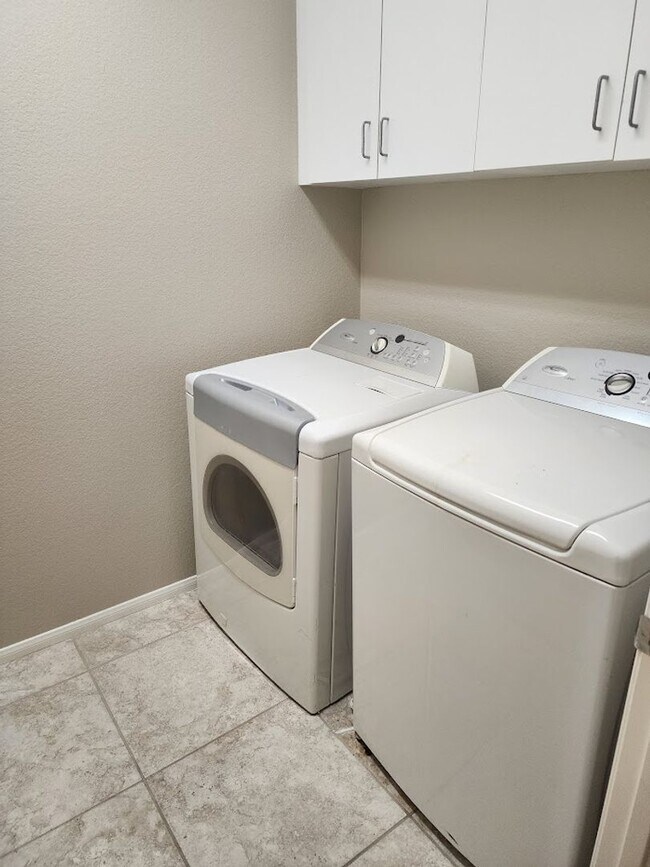 Building Photo - Two Story 3 Bedroom Townhome with 2 Car Garage in Gated Community