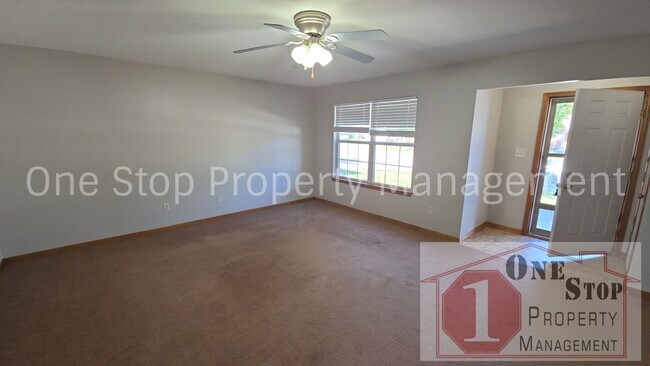 Building Photo - 1105 NW Willow Dr