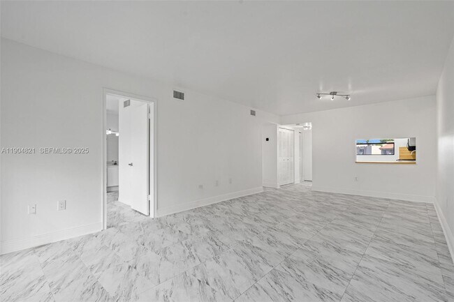 Building Photo - 330 W Park Dr