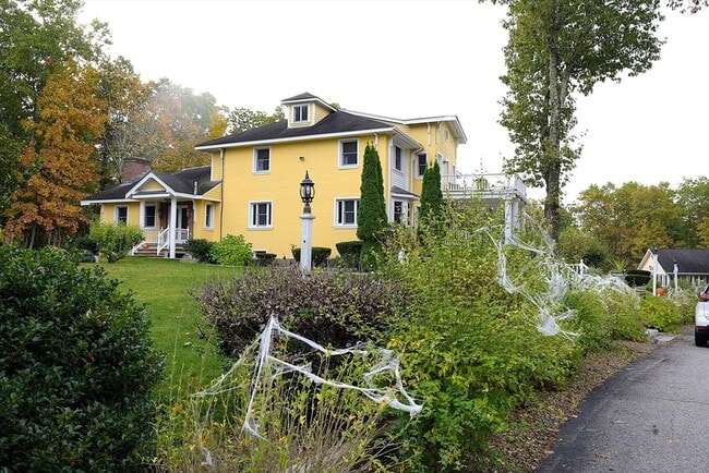 Building Photo - 85 Burlingame Rd