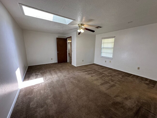 Building Photo - 4 Bed, 2 Bath house w/1 car garage