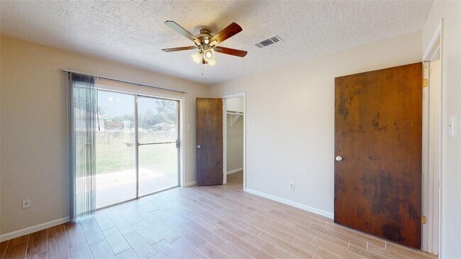 Building Photo - 815 Llano Pl