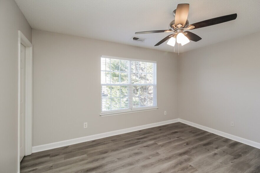 Building Photo - 520 River View Dr