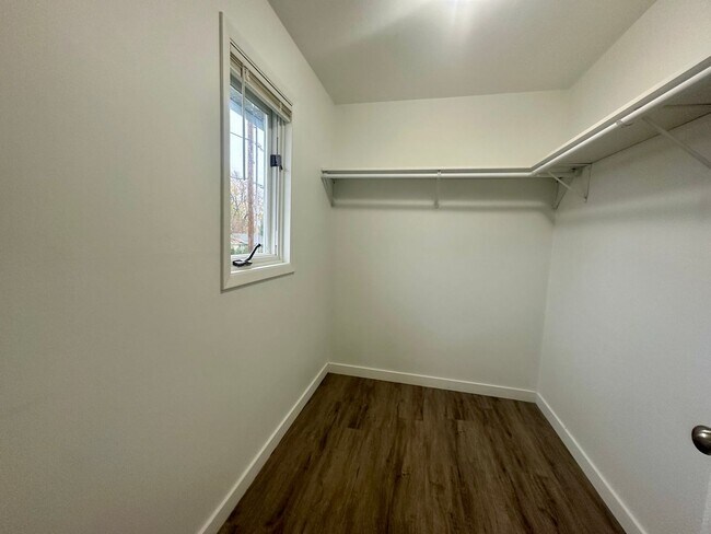 Building Photo - 2525 SE Thompson St