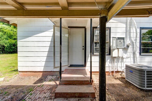 Building Photo - 808 TX-393 Loop