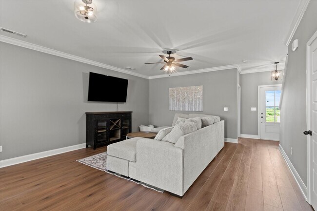 Building Photo - Fully Furnished and Move-In Ready! Flexible Lease Options Available!