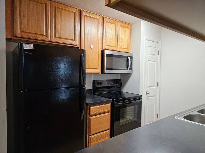 Building Photo - 540 Golden Raintree Pl