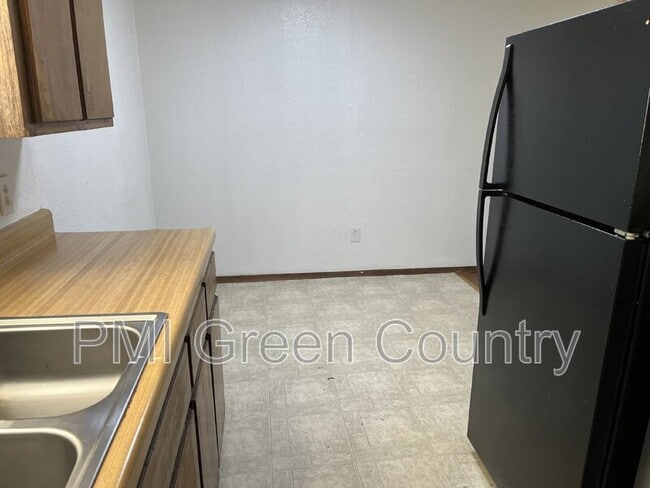 Building Photo - 404 E Redwood St