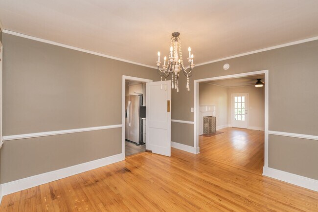 Building Photo - Charming 3-bedroom/2-bath single-family ho...