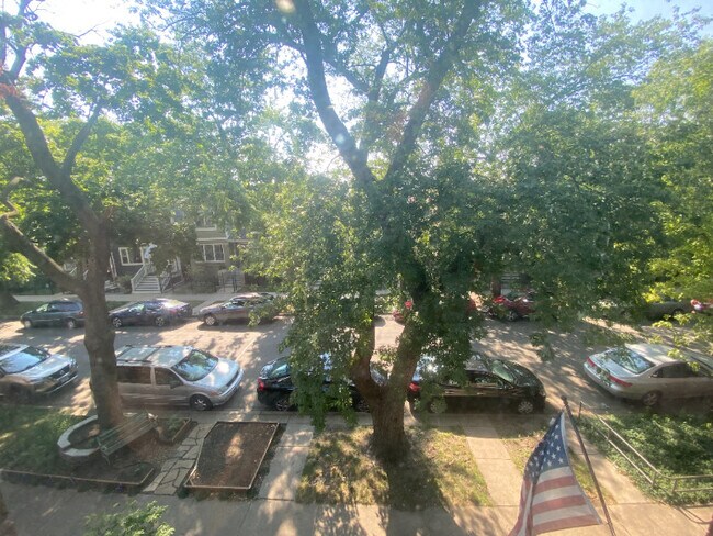 Building Photo - 3327 N Hamilton Ave