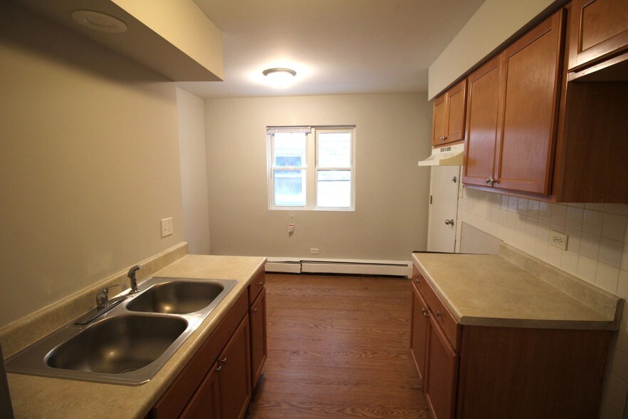 Building Photo - 1642 W Morse Ave