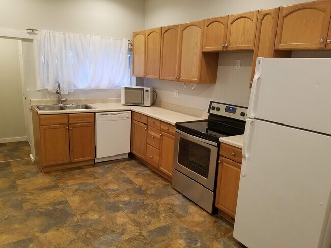 Building Photo - 831 S Edison St