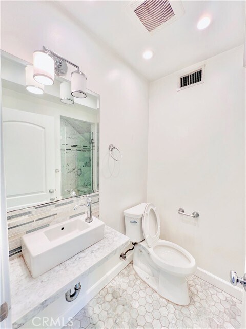 Building Photo - 1163 N Poinsettia Pl