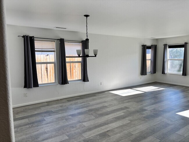 Building Photo - BEAUTIFUL, SPACIOUS,  4 BEDROOM, 2 BATHROO...