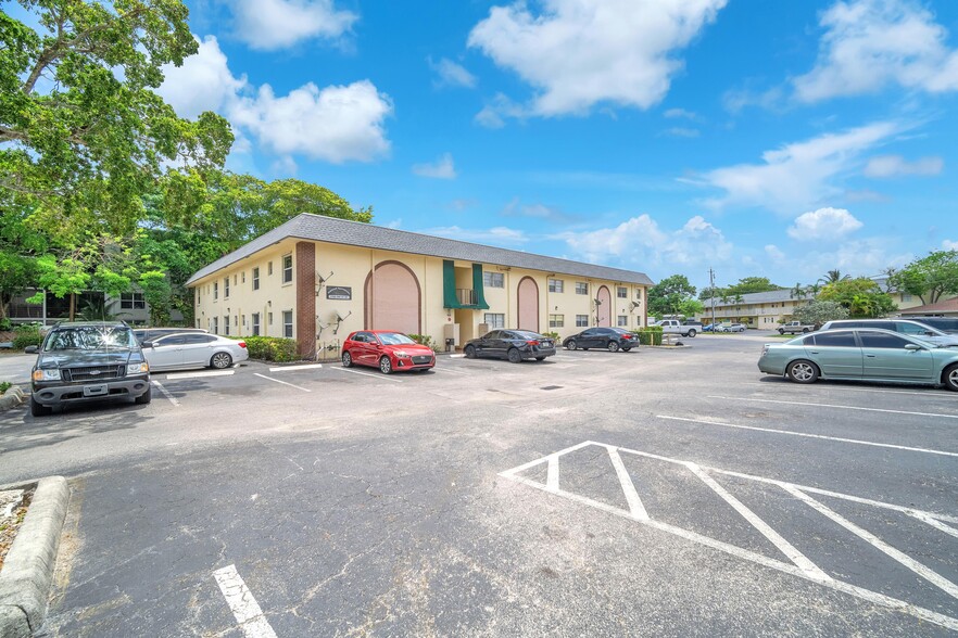 Building Photo - Oakland Park Villas