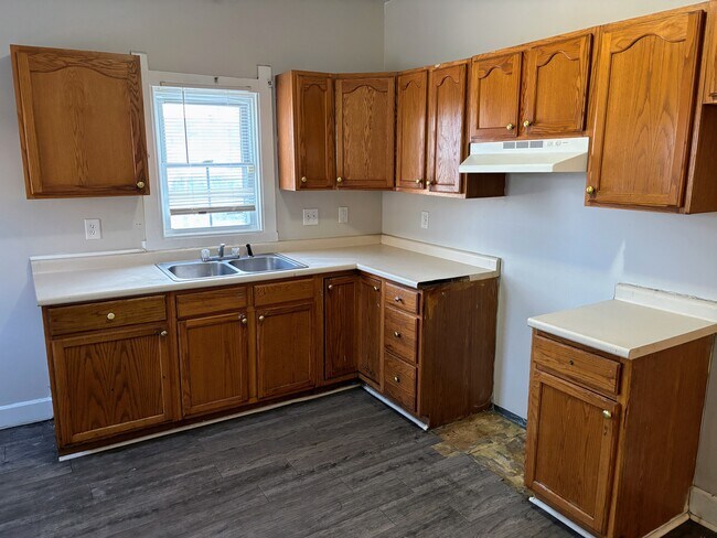 Building Photo - 2307 N Kenwood Ave