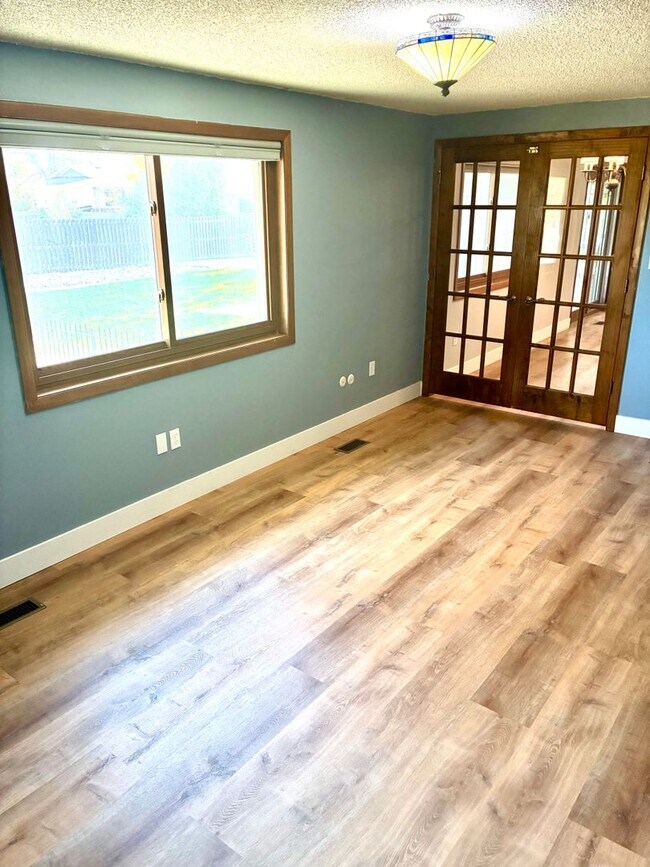 Building Photo - Beautiful open floorplan - 3 Bedroom/ 2 Ba...