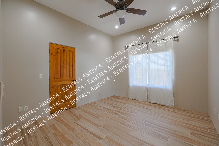 Building Photo - 14731 E Dixileta Dr