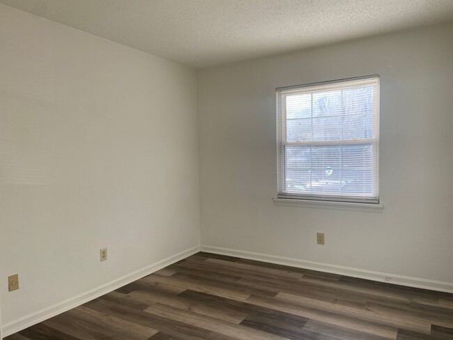 Building Photo - 2 Bedroomn 1 Bathroom Condo in Greensboro!