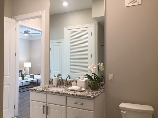 Building Photo - Luxury Living – Steps from Everything!!