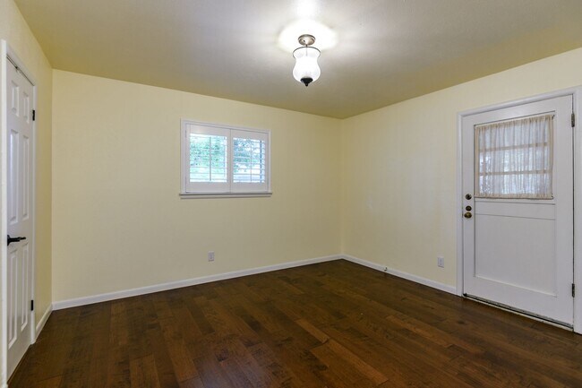 Building Photo - 4406-4410 Granbury TriPlex