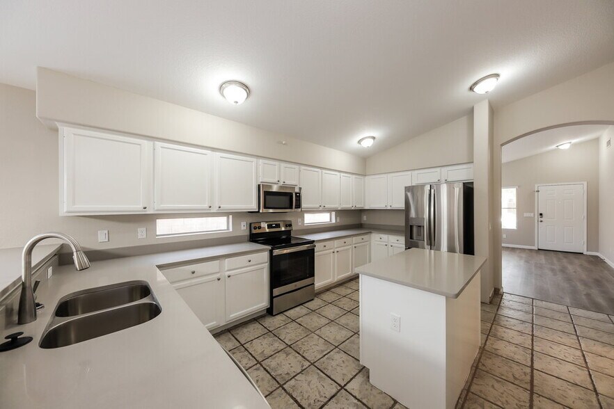 Building Photo - 7418 W Lone Cactus Dr