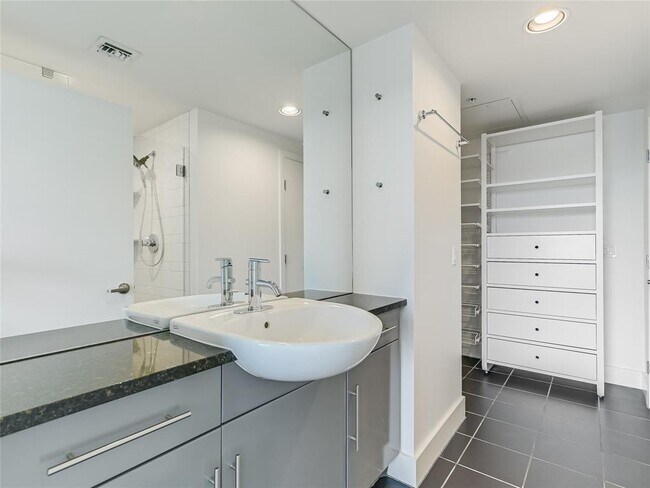 Building Photo - 300 Bowie St