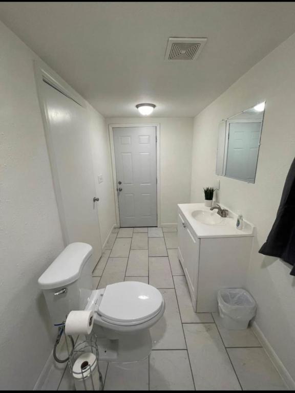 Building Photo - 1205 E English St