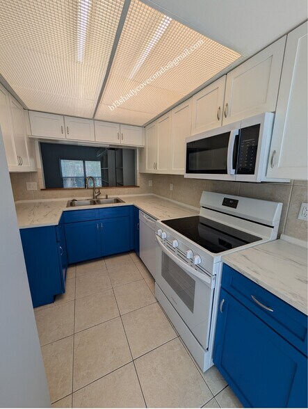 Building Photo - 5568 La Moya Ave